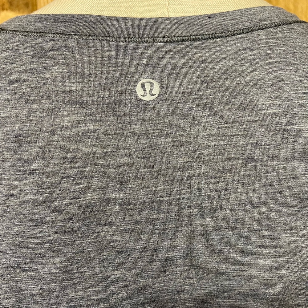 Lululemon 6 or 8 Intended Gray Twist Front Crop Workout  Shirt Athleisure Gym - Picture 5 of 6